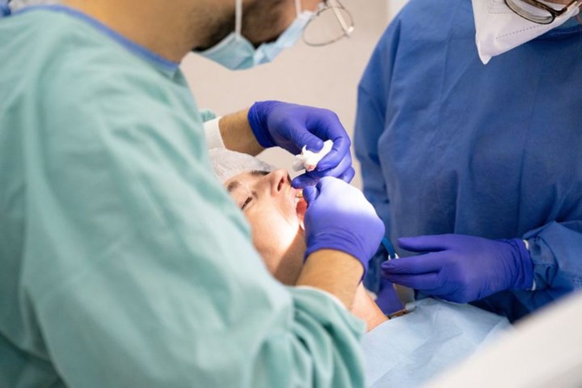 Houston Residents: 5 Reasons You Should Get Dental Implants